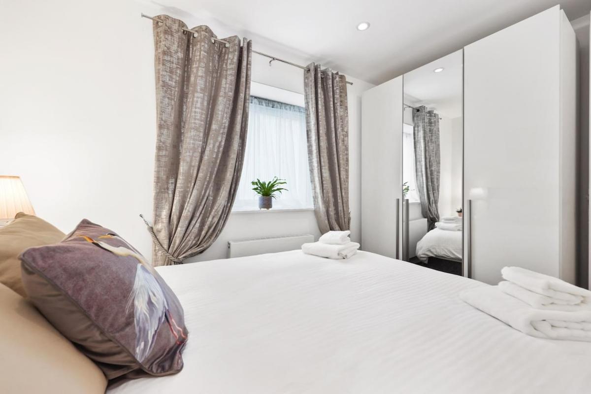 West End - Sleeps 5 - Amazing Location Appartement Londen Buitenkant foto