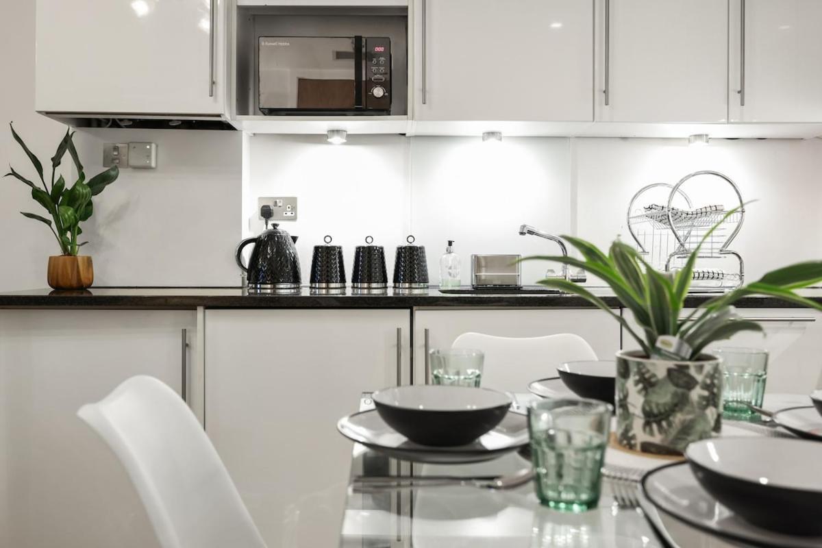 West End - Sleeps 5 - Amazing Location Appartement Londen Buitenkant foto