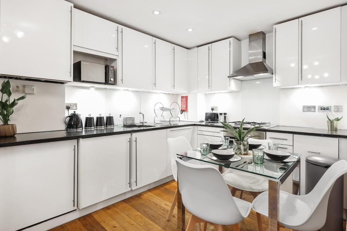 West End - Sleeps 5 - Amazing Location Appartement Londen Buitenkant foto